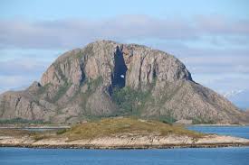 Torghatten camping og strandrestaurant finner du 1,5 mil utenfor byen brønnøysund i nordland.følg oss gjerne for å se bilder fra vår familiebedrift☺️ torghatten.net. A Hole In The Mountain Review Of Torghatten Torget Norway Tripadvisor
