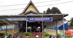 Keluar bayar tol saja dah boleh nampak papan tanda ke sini. Mohd Faiz Bin Abdul Manan Kolam Air Panas Jasin