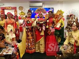 Kebaya nyonya ini adalah pakaian tradisional untuk kaum hawa budaya baba nyonya ini. Tak Kenal Maka Tak Cinta