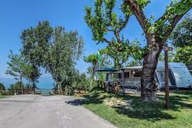 Mit unserem camper renault trafic um den gardasee.übernachtet am camping nanzel in limone , womo stellplatz in. Camping Am Gardasee Mit Zelten Caravan Wohnmobil Und Wohnwagen In Lazise Bardolino Torbole Gunstig Mit Kind Hund