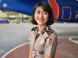 Lebih menambah percaya diri wanita, karena model gaya rambut pendek yang terlihat berbeda dari sebelumnya biasanya wanita tersebut akan menjadi pusat penglihatan disekitar. 5 Fakta Di Balik Rambut Pendek Hingga Makeup Polwan Yang Cantik Kepoin Yuk