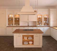 Moderne Landhauskuchen Mit Kochinsel Google Suche Haus Kuchen Landhauskuche Kuche Landhausstil