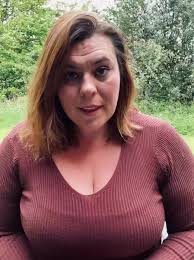 Brunette with bold face-framing caramel pops. 🤎💛 #hairstyle #fblifestyle