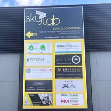 Nouvelle Bache Sur La Facade Avec Quelques Unes Des Entreprises Presentes Dans Notre Espace Enseigne Entreprises Pro Coworking Lettering Letter Board