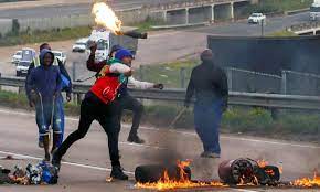 Looters at the ridge at shallcross shopping centre in durban as protests continue. Tzf Oshvixaicm