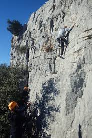 Les joncas, un site d'escalade incontournable près de la vallée de l'hérault. Escalade Decouverte Pres De Montpellier Dans L Herault