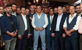 .tayyip erdoğan başta olmak üzere başbakan ahmet davutoğlu, eski cumhurbaşkanı abdullah gül, i̇hh başkanı bülent yıldırım ve yeraltı dünyasını ünlü ismi, ergenekon sanığı sedat peker yer aldı. Sedat Peker Den Tribun Liderlerine Her Sey Guzel Olacak Uyarisi