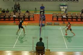 Badminton merupakan sejenis sukan menggunakan raket dan bulu tangkis yang dimainkan oleh sama ada dua orang pemain bertentangan (perseorangan) ataupun dua pasangan bertentangan (beregu), yang mana posisi pemain ialah bertentangan di dalam sebuah gelanggang empat segi yang. Bulu Tangkis Sejarah Peraturan Dan Teknik Dasar Halaman All Kompas Com