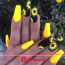 These short nail designs range from minimalist details to graphic shapes. 50 Cool Star Nail Art Designs With Lots Of Tutorials And Ideas Star Nail Art Star Nail Designs Star Nails Clara Beauty My