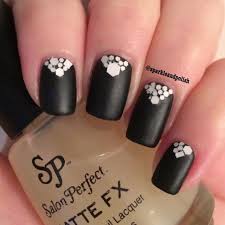Die farbe schwarz tragen nicht nur gruffties. Nageldesign In Schwarz Weiss 24 Elegante Diy Ideen