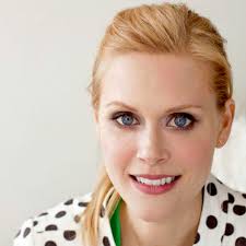 Please welcome, Janet Varney!