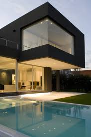 Son muchos los modelos posibles para casas minimalistas de una planta, está en particular posee cochera doble y tres dormitorios espaciosos. Casa Minimalista 2 Plantas