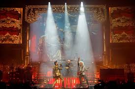 Il mondo sembra stia davvero tornando alla normalità. Queen Adam Lambert Perform The Show Must Go On Video From New Live Effort Nextmosh