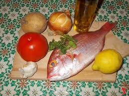 1 dentice di circa 800 g 10 pomodorini pachino 40 g di olive nere denocciolate 40 g di olive verdi denocciolate 150 ml di vino bianco 8 foglie di menta fresca tritata 3 cucchiai di olio extravergine di oliva sale q.b. Dentice Al Forno Pesci Di Mare Ricetta Dentice Forno