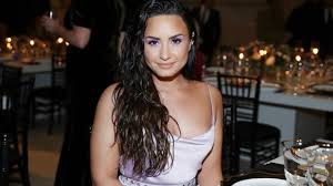 Hollywood heads that have always been draped in long extensions are finally going the way of sleek bobs, folks are letting their natural curls flow freely, and colorists are doing really interesting and bold things with their clients' manes. Demi Lovato S Hair Is Super Short And Bright Pink Now Worldnewsera