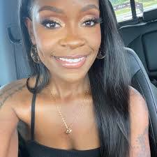 Ashley Traweek's Instagram, Twitter & Facebook