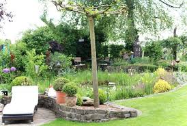Der tag des gartens wird gefeiert am 08. Uber Den Gartenzaun Geschaut Ein Naturnaher Garten Zum Traumen Und Verweilen In 2020 Naturnaher Garten Garten Outdoor Dekorationen