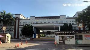 台北市 / 萬紹安 李鴻杰 報導 台北市場群聚案引發社會關注，今(25)日下午四點，指揮中心指揮官陳時中、農委會主委陳吉仲、經濟部長王美花以及台北市副市長黃珊珊，四人來到萬大第一果菜市場，接著又馬不停蹄的來到剛剛爆出25人群聚的「環南市場」進行視察，不過北市府在環南市場前設置快篩. Dxqqd Ouj7urtm