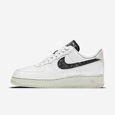This modern take on the 1982 classic features springy cushioning, a thick midsole and an ankle strap that finishes the street look on this. Nike Air Force 1 Nike Ae