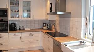 Bildergebnis Fur Weisse Landhauskuche Mit Buche Arbeitsplatte Modulkuche Ikea Modulkuche Wandpaneele Kuche