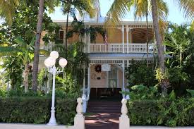 Pokoje v zařízení southernmost point guest house nabízí plochou tv, klimatizaci a kuchyňský kout a s okolním světem zůstanete lehce v kontaktu nejlepší na tom však je, že se southernmost point guest house hotel nachází v blízkosti skvělých atrakcí v key west, jako jsou například mallory. 1885 Victorian In Key West Florida Oldhouses Com