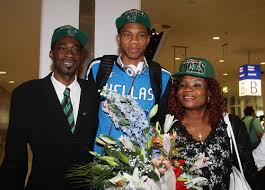 Οι δύο έλληνες αθλητές, έγιναν μόλις το δεύτερο «ζευγάρι» από αδέρφια, που θα βρεθούν παρέα στους. 8rhnos Gia Ta Adelfia Antetokoynmpo Exasan Ton Patera Toys Se Hlikia 53 Etwn