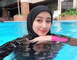 Tetaplah Tegar Meski Yang Lain Berguguran Tetaplah Tersenyum Meskipun Perjuangan Ini Terasa Pahit Dan Berliku Beautiful Hijab Beautiful Hijab Girl Hijab Niqab