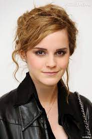 Photos Comme Emma Watson Coiffez Vous D Un Chignon Ondule Pour Une Coiffure Romantique A Marier A Une Tenue Un Peu Rock Pour Un Joli Decalage Le Petit Plus Coiffures Romantiques Coiffure