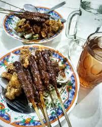 Nah, sate yang unik ini bisa anda jadikan sebagai tujuan makan anda bersama orang tercinta kalau sedang berada di bogor. Juris Bramantyo On Twitter Ini Adalah Sate Kerbau Paling Oke Sih Di Daerah Kalinyamatan Jangan Khawatir Alot Dagingnya Digiling Trus Ditaruh Skewer Jd Empuk Kalinyamatan Style Sate Disajikan Dengan Lontong Tahu Campur Jepara Cc