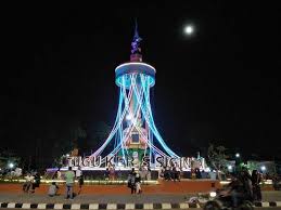 Di masa awal pembuatannya, lampu ini dilapisi emas hingga 35 kg dan ditambah tahun 1995 jadi 50 kg. Baru Diresmikan Ikon Baru Kota Jambi Malah Jadi Bahan Lelucon Regional Liputan6 Com