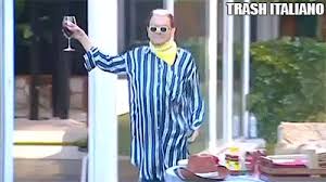 Non mi faccio prendere per il culo due volte, ho un'età e una carriera che mi permette di aprire bocca. Gif Malgioglio Trash Italiano