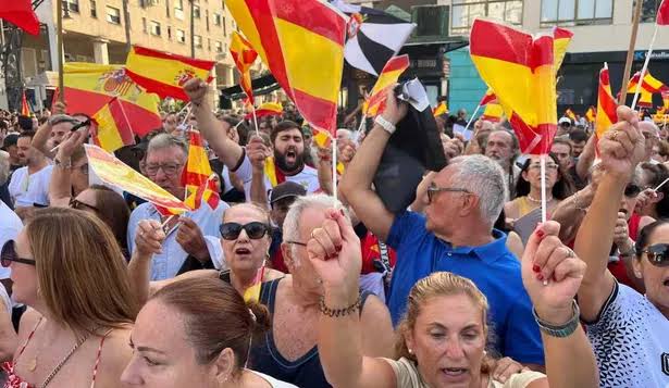 Ceuta es España: masiva protesta por la invasión de inmigrantes ilegales,  insultos y pedidos de dimisión contra Pedro Sánchez