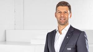 Během svého pobytu ve villa parku získal přezdívku der hammer (kladivo) díky své silné střele levou. Vfb Stuttgart Vorstand Thomas Hitzlsperger
