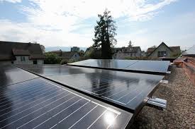 Die steuerung der decken in der sonderausstattung ist in den branchenmodellen unterschiedlich gelöst. 22 Sonnenkollektoren Auf Dem Flachdach Decken Den Jahresbedarf Der Familie Solaranlage Holzbau Sonnenkollektor