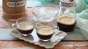 Con il ghiaccio in congelatore. Caffe Shakerato In Barattolo Caffe Caffe Freddo Shaker