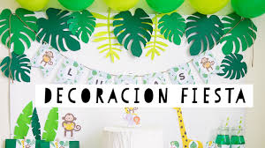 Con el esmalte menta pinta unas hojas y puntos alrededor de las flores. Decoracion Fiesta De La Selva Youtube