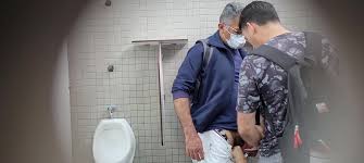 Old Man: Pegação gostosa em banheiro de terminal - ThisVid.com