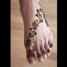 Simple and small henna tattoo designs and ideas for feet, hands, guys, girls, wrist, back and arms. Feet And Leg Henna Designs Kelly Caroline