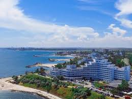 În apa mării, din 30 în 30 de metri sunt bancuri de nisip, potrivite în special pentru copii, Cazare Litoral Romania 2021 Hoteluri Litoral 2021 Oferte Cazare Pe Litoral Romania 2021