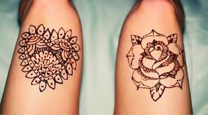 A Rose And A Heart Decorated With Flourishes Cute Henna Designs Drawn Above The Knees Of Two Legs Simple Henna Tattoo Henna Designs Easy Ankle Henna Tattoo