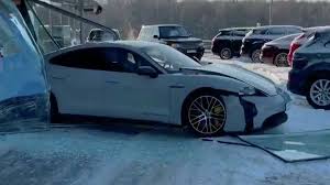 Литвин — смотреть в эфире. Rossijskij Bloger Pereputal Pedali I Vehal V Vitrinu Salona Na Porsche Ria Novosti 09 02 2021