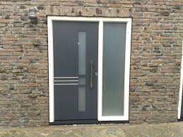 Moderne Vleugeloverdekkende Kunststof Voordeur Met Zijlicht Afgewerkt In Antraciet Met Aluminium Details Deurgreep Voordeur Deuren Huis