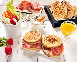 Fornitura di ottime tigelle artigianali modenesi farcite con condimento emiliano, prosciutto macinato, salumi vari, crema di cioccolato. Tigelle Modenesi Pinzimonio E Salsa Allo Yogurt Ricetta E Cucina