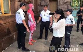 В харькове депутата от опзж облили неизвестной желтой жидкостью, вероятно, мочой. Y6z9ibv2hkicom