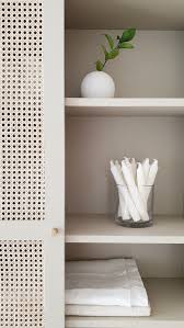 Ikea Hack O Como Transformar Tus Muebles De Ikea Con Una Rejilla De Mimbre Muebles Muebles De Ikea Muebles De Mimbre Pintados