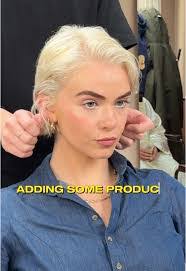 Leah Hawk's Instagram, Twitter & Facebook