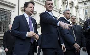 Chi è rocco casalino età altezza biografia 2020 curriculum vitae vita privata e compagno, quanto guadagna portavoce del governo conte, stipendio dell'ex gf. Conte Svela Perche Ha Scelto Casalino Portavoce E Il Piu Talentuoso Non Dice Solo Di Si Il Tempo