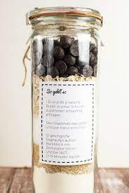 Backmischung im glas rezept rezepte im glas dekorative glasflaschen geschenke aus der küche essen und trinken backen bierflasche risotto. Backmischung Im Glas Fur Chocolate Chip Cookies Mit Haferflocken Kaffee Cupcakes