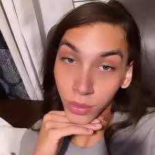 Mercedes Lee's Instagram, Twitter & Facebook