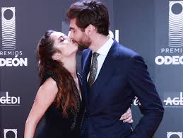 Además conversó acerca de su novia la también cantante sofía ellar y reveló ciertos detalles de su personalidad en un divertido juego. Sofia Ellar Y Alvaro Soler Cantan Juntos Barrer A Casa Musica Los40